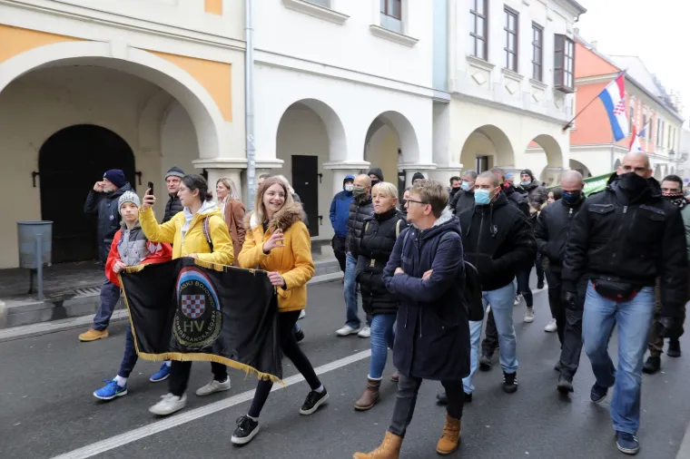 POGLEDAJTE KAKO JE IZGLEDALA KOLONA SJEĆANJA U VUKOVARU: Održana je u posebnim okolnostima zbog epidemije