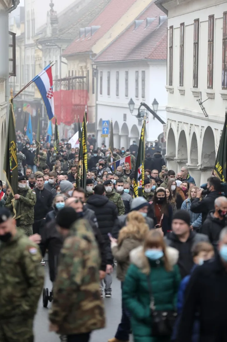 POGLEDAJTE KAKO JE IZGLEDALA KOLONA SJEĆANJA U VUKOVARU: Održana je u posebnim okolnostima zbog epidemije