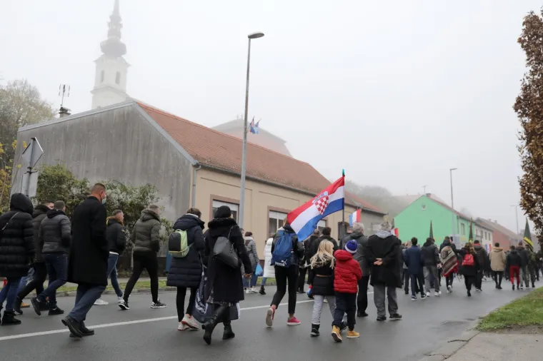 POGLEDAJTE KAKO JE IZGLEDALA KOLONA SJEĆANJA U VUKOVARU: Održana je u posebnim okolnostima zbog epidemije