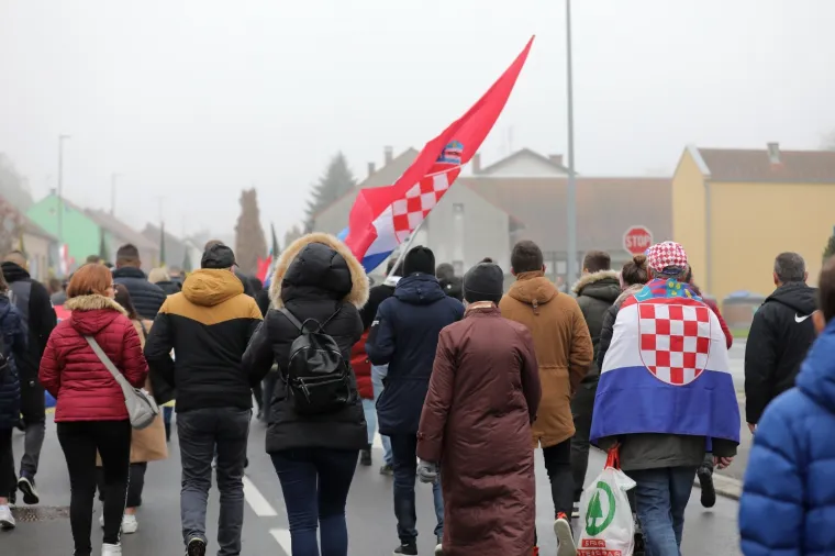 POGLEDAJTE KAKO JE IZGLEDALA KOLONA SJEĆANJA U VUKOVARU: Održana je u posebnim okolnostima zbog epidemije
