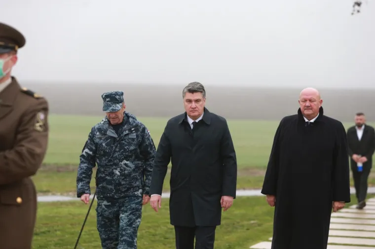 Povodom obilježavanja Dana sjećanja na žrtve Domovinskog rata i Dana sjećanja na žrtvu Vukovara i &Scaron;kabrnje predsjednik Republike Zoran Milanović odao je počast žrtvi Vukovara polaganjem vijenca i paljenjem svijeće kod spomen obilježja masovne grobnice na Ovčari.