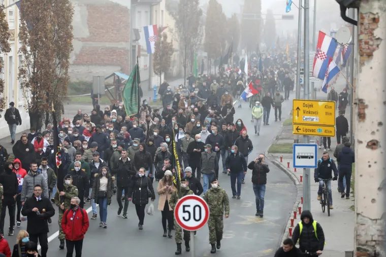 POGLEDAJTE KAKO JE IZGLEDALA KOLONA SJEĆANJA U VUKOVARU: Održana je u posebnim okolnostima zbog epidemije