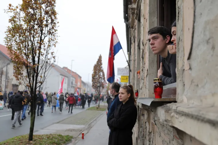 POGLEDAJTE KAKO JE IZGLEDALA KOLONA SJEĆANJA U VUKOVARU: Održana je u posebnim okolnostima zbog epidemije