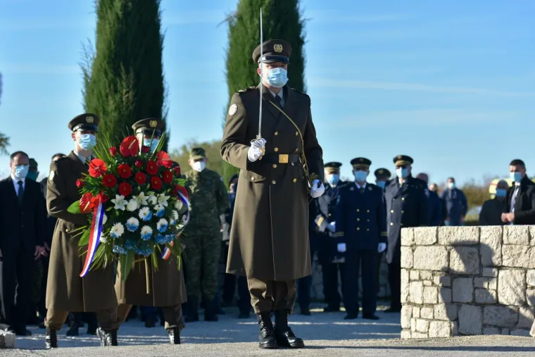 POGLEDAJTE KAKO JE IZGLEDALA KOLONA SJEĆANJA U VUKOVARU: Održana je u posebnim okolnostima zbog epidemije