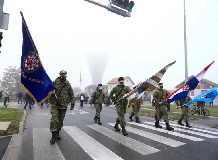 POGLEDAJTE KAKO JE IZGLEDALA KOLONA SJEĆANJA U VUKOVARU: Održana je u posebnim okolnostima zbog epidemije