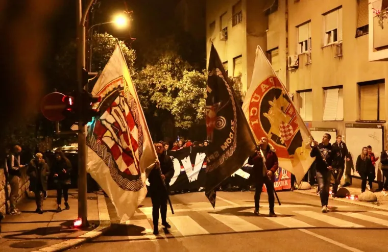 Pogledajte prizore s Kolone sjećanja u Splitu: Vi&scaron;e stotina Torcida&scaron;a odalo počast Vukovaru, većina bez maske