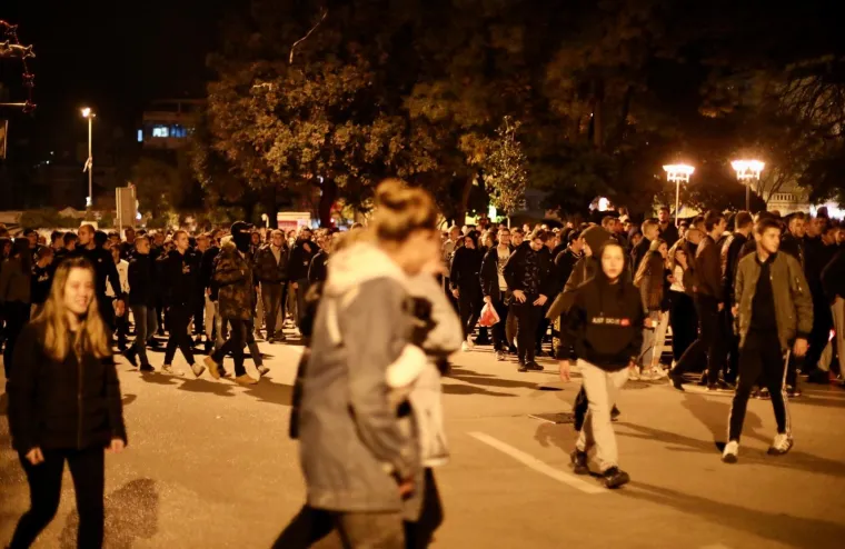 Pogledajte prizore s Kolone sjećanja u Splitu: Vi&scaron;e stotina Torcida&scaron;a odalo počast Vukovaru, većina bez maske