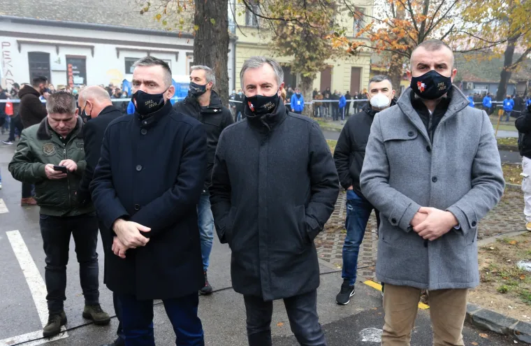 Pogledajte tko je od poznatih bio u Vukovaru: Bujanec bez maske, do&scaron;li i HOS-ovci sa svojim obilježjima