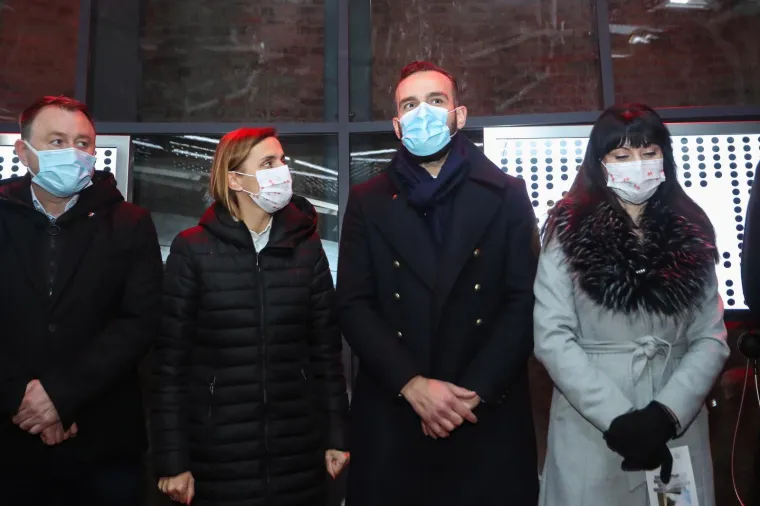 Pogledajte tko je od poznatih bio u Vukovaru: Bujanec bez maske, do&scaron;li i HOS-ovci sa svojim obilježjima