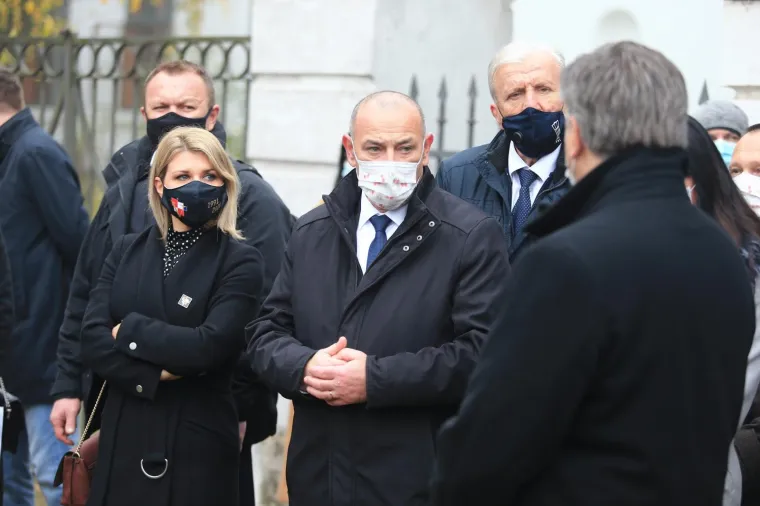 Pogledajte tko je od poznatih bio u Vukovaru: Bujanec bez maske, do&scaron;li i HOS-ovci sa svojim obilježjima