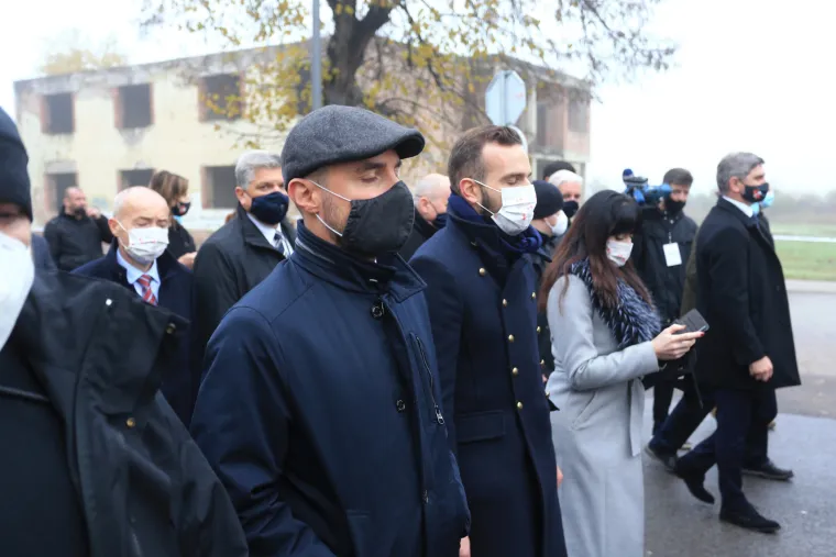 Umjesto 500, u Koloni sjećanja nekoliko tisuća ljudi. Mnogi bez maske, stjegono&scaron;e ih razdvajali