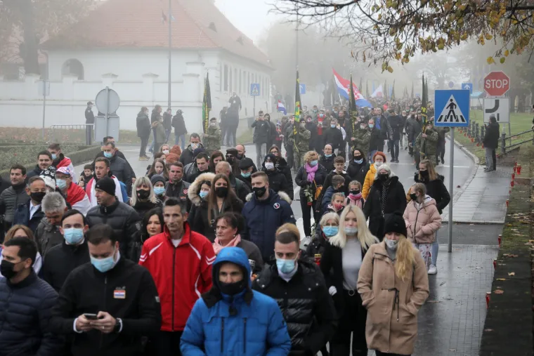 Umjesto 500, u Koloni sjećanja nekoliko tisuća ljudi. Mnogi bez maske, stjegono&scaron;e ih razdvajali