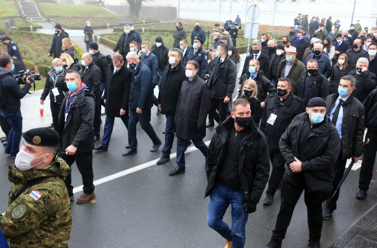 Umjesto 500, u Koloni sjećanja nekoliko tisuća ljudi. Mnogi bez maske, stjegono&scaron;e ih razdvajali