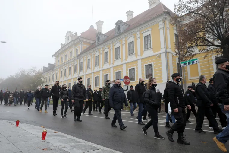 Umjesto 500, u Koloni sjećanja nekoliko tisuća ljudi. Mnogi bez maske, stjegono&scaron;e ih razdvajali