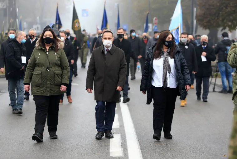 Umjesto 500, u Koloni sjećanja nekoliko tisuća ljudi. Mnogi bez maske, stjegono&scaron;e ih razdvajali