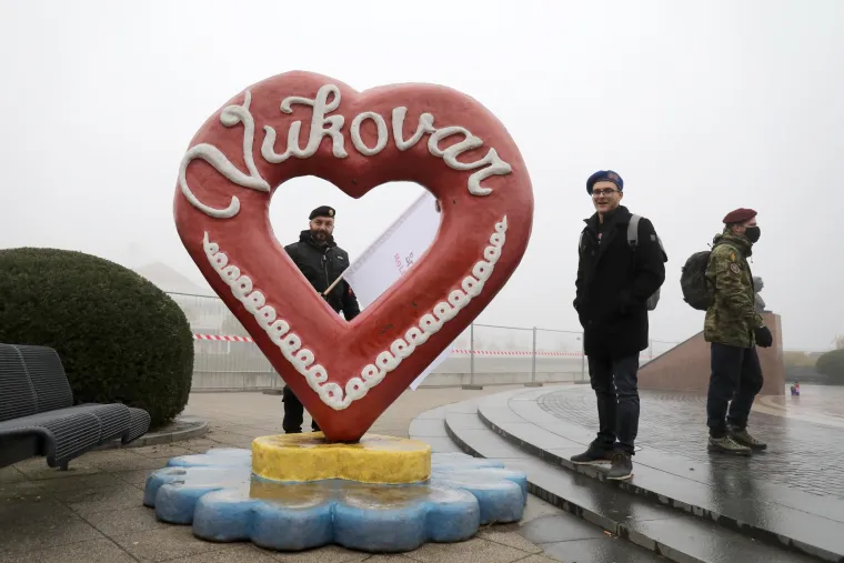 Umjesto 500, u Koloni sjećanja nekoliko tisuća ljudi. Mnogi bez maske, stjegono&scaron;e ih razdvajali