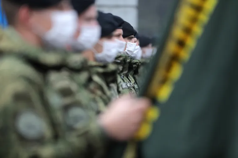 Umjesto 500, u Koloni sjećanja nekoliko tisuća ljudi. Mnogi bez maske, stjegono&scaron;e ih razdvajali