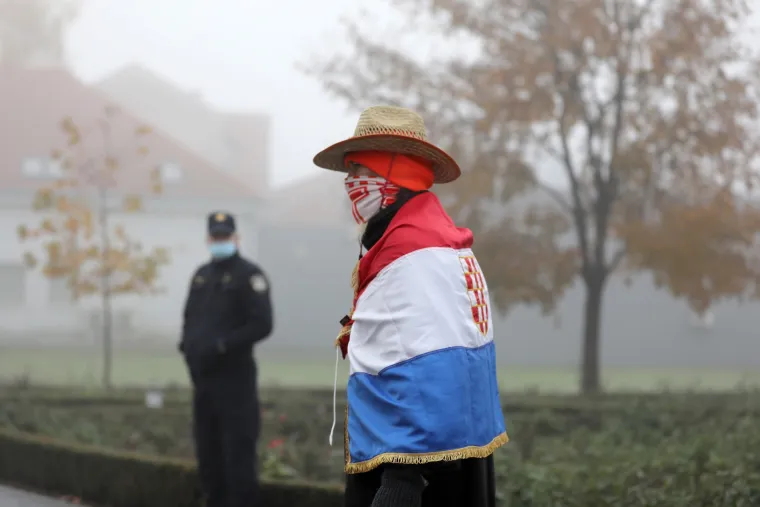 Umjesto 500, u Koloni sjećanja nekoliko tisuća ljudi. Mnogi bez maske, stjegono&scaron;e ih razdvajali