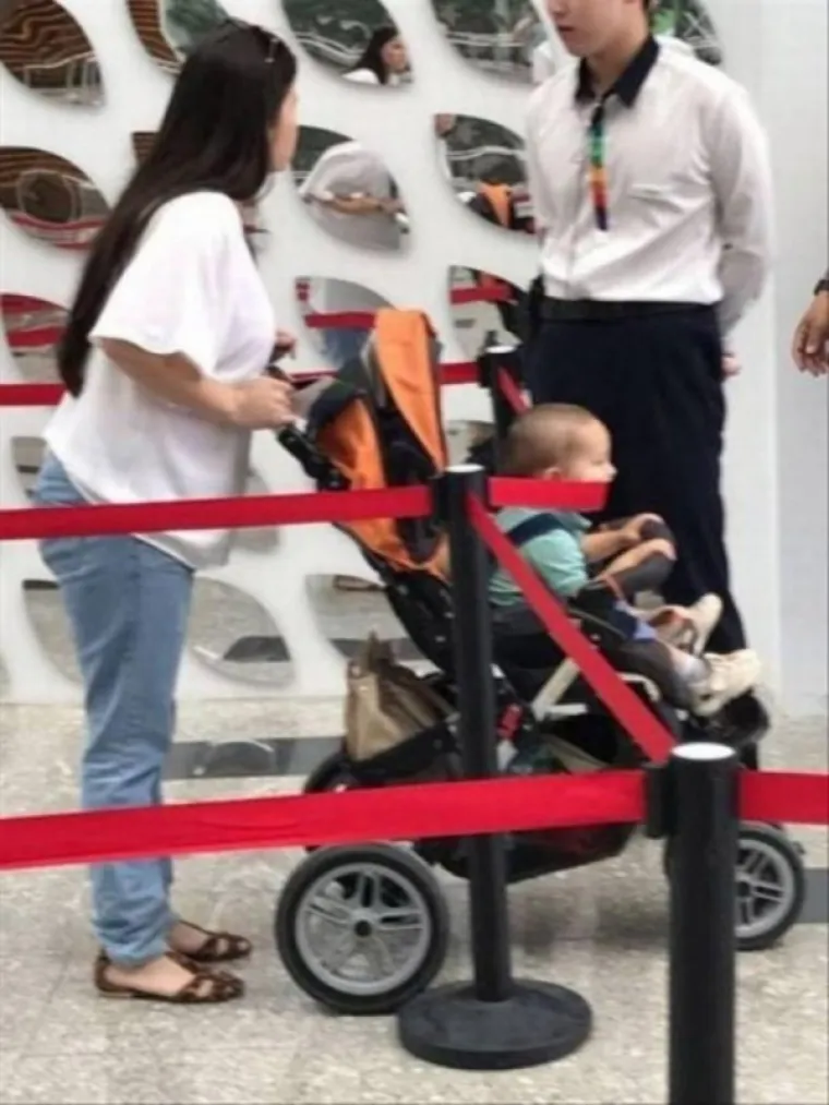 JESU LI OVO NAJGORI RODITELJI U POVIJESTI? Nakon ovih fotografija ne bi im ni plišanu igračku ostavili na čuvanju