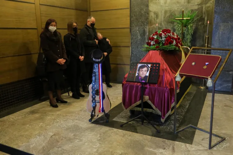 KRUNOSLAV KIĆO SLABINAC ISPRAĆEN NA MIROGOJU: Slavonci se od omiljenog glazbenika oprostili pjesmom