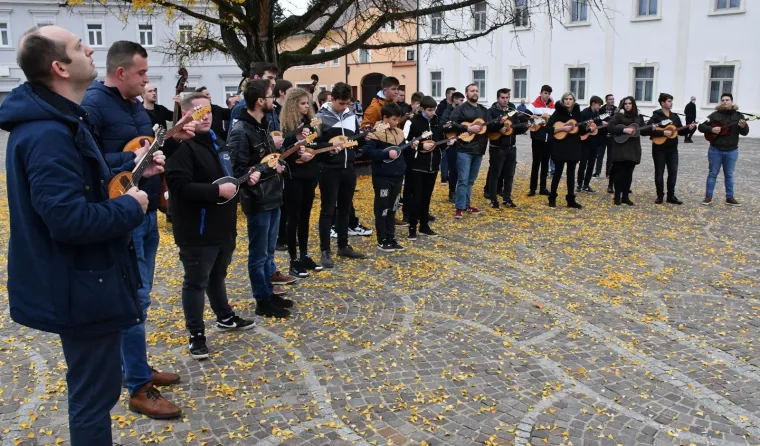 Požega se od Krunoslava Kiće Slabinca oprostila  kratkim programom u četvrtak 19. studenoga u 12.40 sati na Trgu sv. Terezije gdje su se okupili  tamburaši s područja Požeške doline i izveli dvije Kićine skladbe.