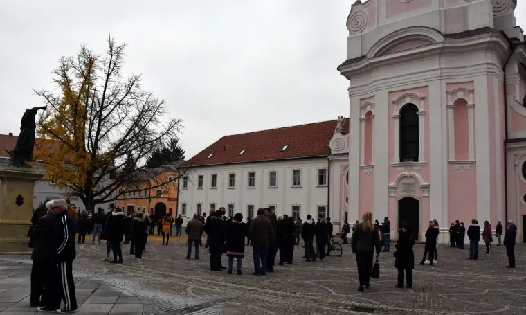 KRUNOSLAV KIĆO SLABINAC ISPRAĆEN NA MIROGOJU: Slavonci se od omiljenog glazbenika oprostili pjesmom