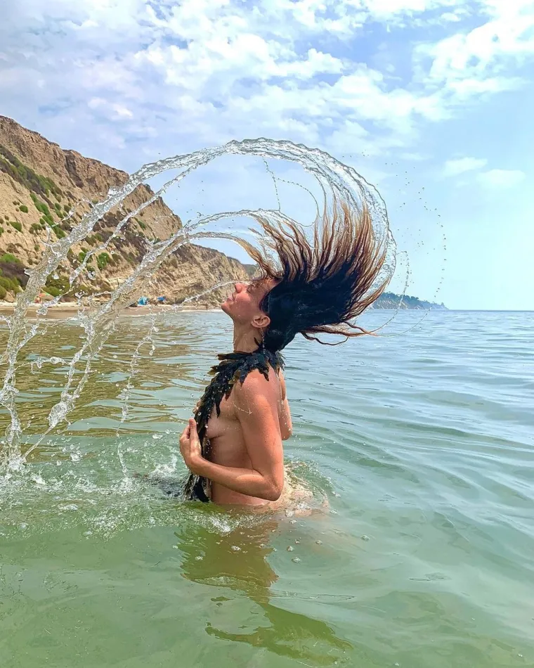 Naturistica Molly Spock (32) iz Los Angelesa odmalena je mrzila osjećaj odjeće na sebi i najsretnija je kada je potpuno gola.