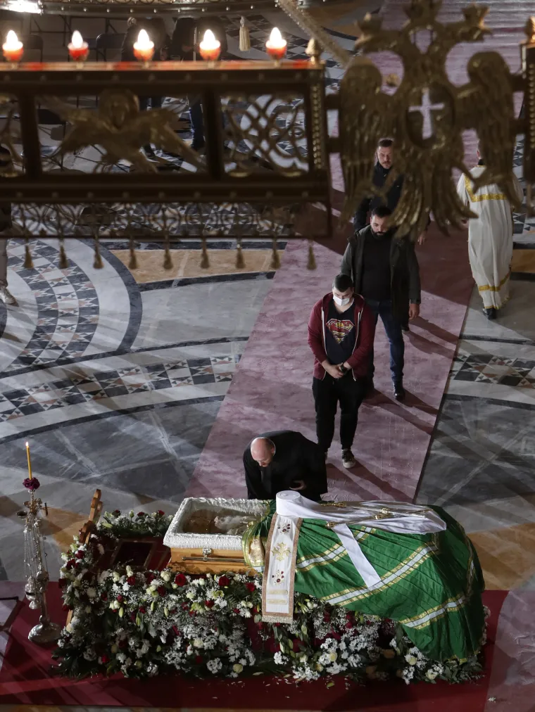 Vjernici u Srbiji opra&scaron;taju se od patrijarha Irineja: Mjere se ne po&scaron;tuju, ljube njegov lijes