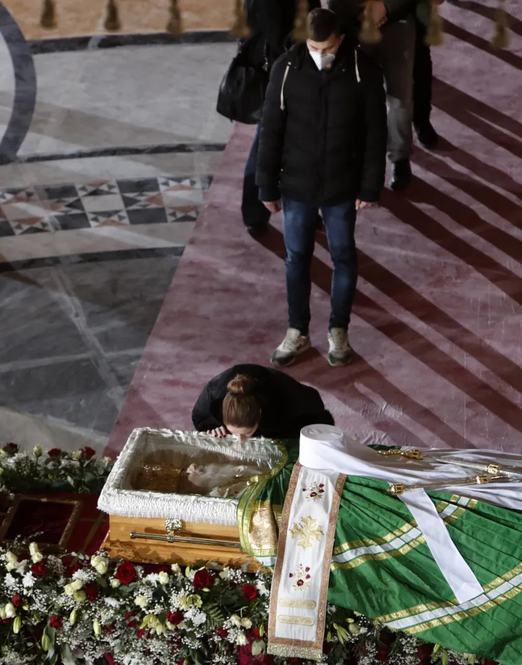 Vjernici u Srbiji opra&scaron;taju se od patrijarha Irineja: Mjere se ne po&scaron;tuju, ljube njegov lijes