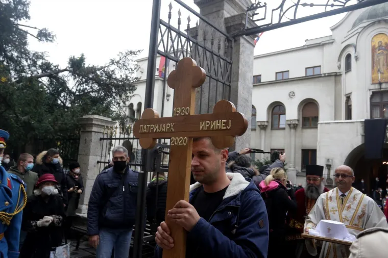 Vjernici u Srbiji opra&scaron;taju se od patrijarha Irineja: Mjere se ne po&scaron;tuju, ljube njegov lijes