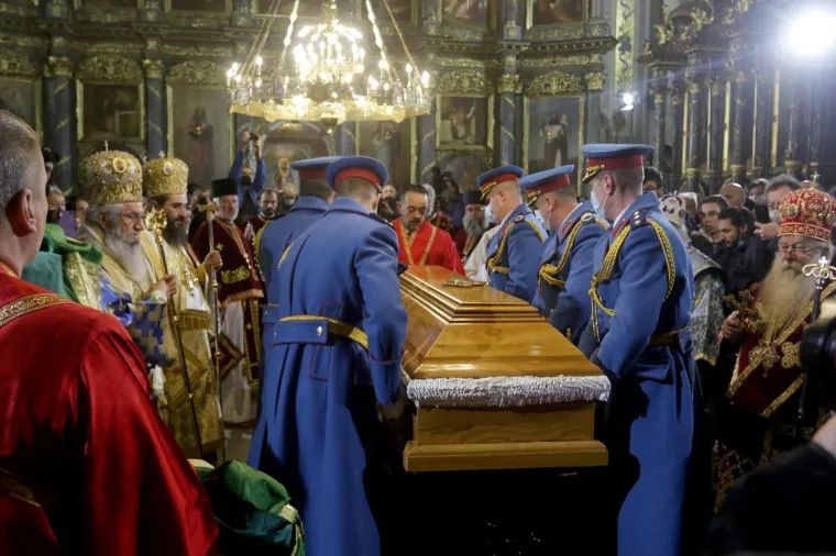 Vjernici u Srbiji opra&scaron;taju se od patrijarha Irineja: Mjere se ne po&scaron;tuju, ljube njegov lijes