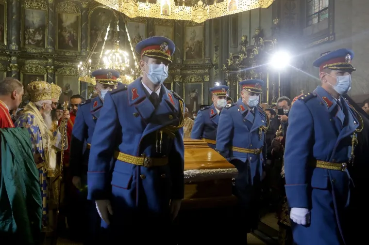 Vjernici u Srbiji opra&scaron;taju se od patrijarha Irineja: Mjere se ne po&scaron;tuju, ljube njegov lijes