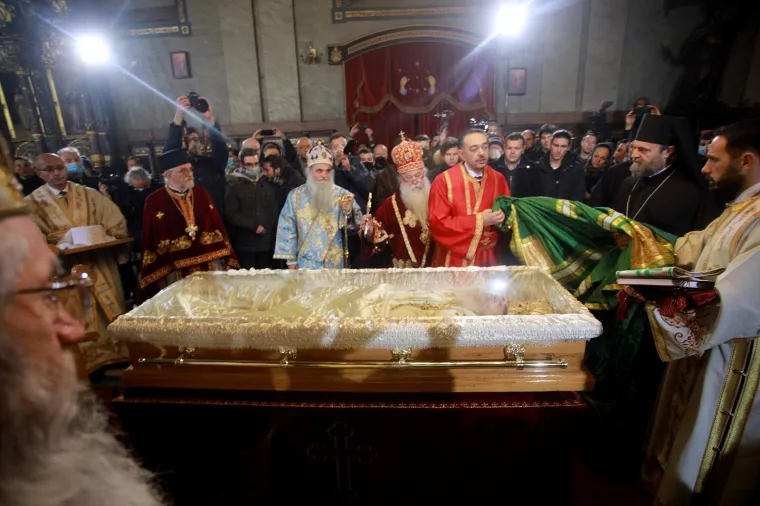 Vjernici u Srbiji opra&scaron;taju se od patrijarha Irineja: Mjere se ne po&scaron;tuju, ljube njegov lijes