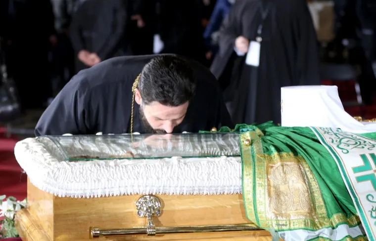 Gomila se okupila na posljednjem ispraćaju patrijarha Irineja, vjernici i danas ljubili staklo na lijesu