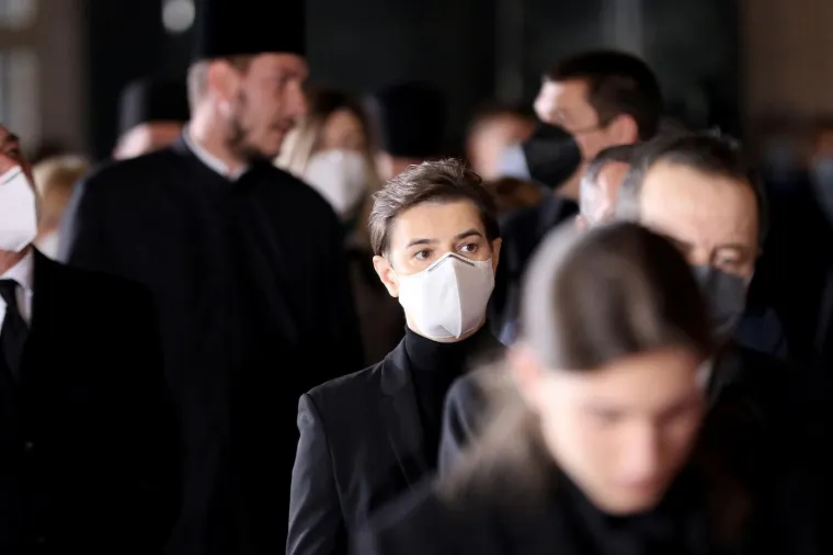 Gomila se okupila na posljednjem ispraćaju patrijarha Irineja, vjernici i danas ljubili staklo na lijesu