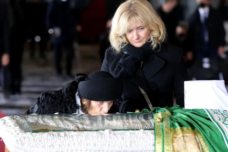 Gomila se okupila na posljednjem ispraćaju patrijarha Irineja, vjernici i danas ljubili staklo na lijesu