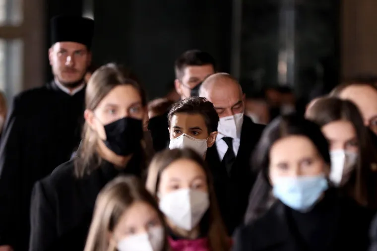 Gomila se okupila na posljednjem ispraćaju patrijarha Irineja, vjernici i danas ljubili staklo na lijesu