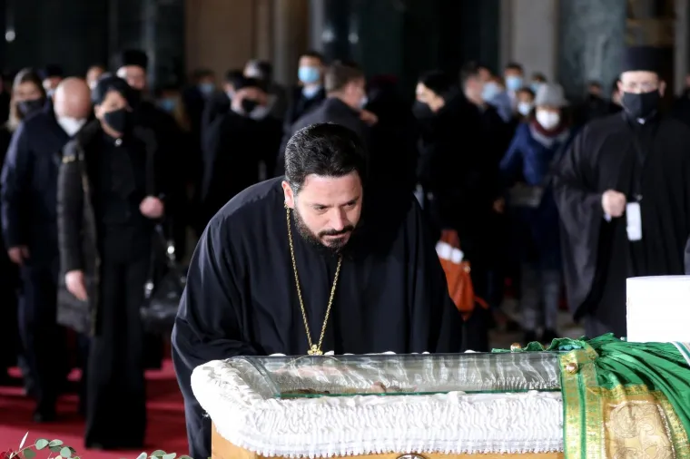 Gomila se okupila na posljednjem ispraćaju patrijarha Irineja, vjernici i danas ljubili staklo na lijesu