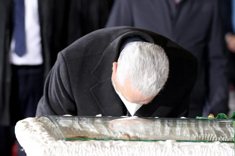 Gomila se okupila na posljednjem ispraćaju patrijarha Irineja, vjernici i danas ljubili staklo na lijesu