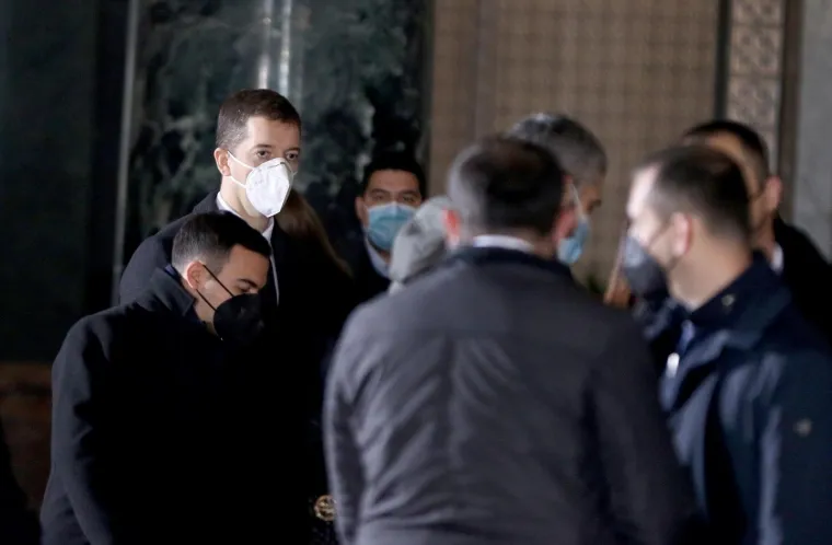 Gomila se okupila na posljednjem ispraćaju patrijarha Irineja, vjernici i danas ljubili staklo na lijesu