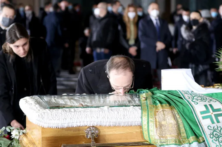 Gomila se okupila na posljednjem ispraćaju patrijarha Irineja, vjernici i danas ljubili staklo na lijesu