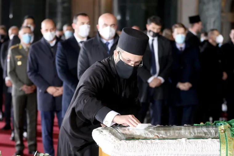 Gomila se okupila na posljednjem ispraćaju patrijarha Irineja, vjernici i danas ljubili staklo na lijesu