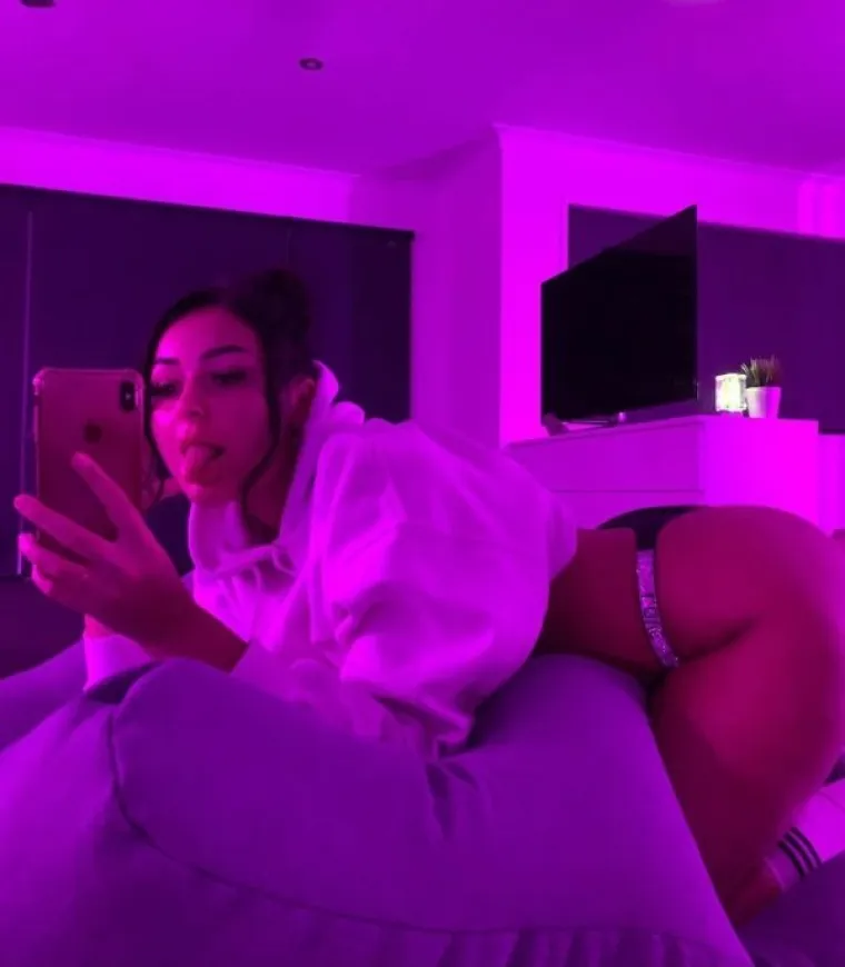 KAD VIDITE OVE CURE U VESTICAMA, NEĆE VAM VI&Scaron;E FALITI CURE U BIKINIJIMA: Očito im je hladno, ali za&scaron;to su se onda tako ogolile?