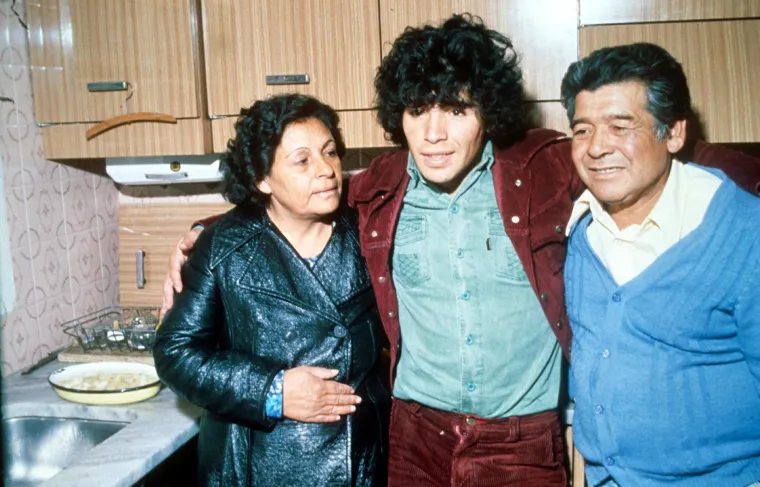 Diego Armando Maradona s roditeljima, 1980. godine