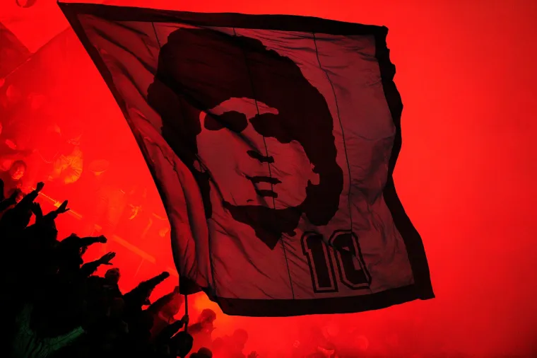 Jedna od brojnih koreografija navijača Napolija Maradoni u čast