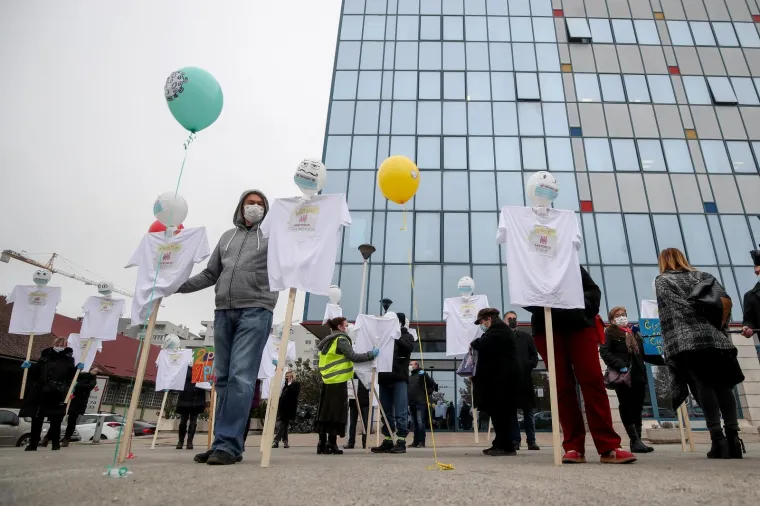 Korona &scaron;kola: Učitelji i nastavnici prosvjedovali ispred ministarstva i poručili - 'dva posla, jedna plaća'!