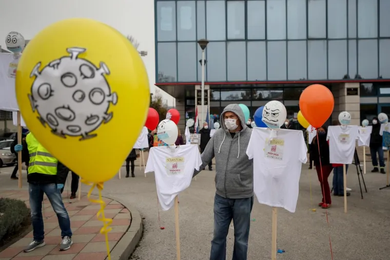 Korona &scaron;kola: Učitelji i nastavnici prosvjedovali ispred ministarstva i poručili - 'dva posla, jedna plaća'!