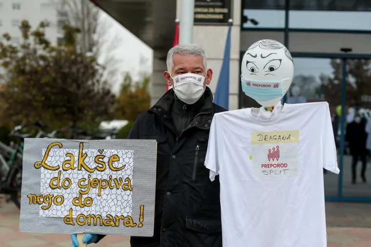 Korona &scaron;kola: Učitelji i nastavnici prosvjedovali ispred ministarstva i poručili - 'dva posla, jedna plaća'!