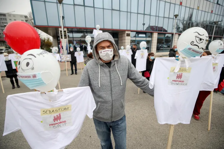 Korona &scaron;kola: Učitelji i nastavnici prosvjedovali ispred ministarstva i poručili - 'dva posla, jedna plaća'!