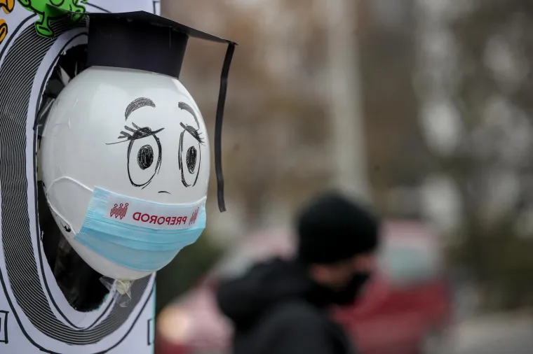 Korona &scaron;kola: Učitelji i nastavnici prosvjedovali ispred ministarstva i poručili - 'dva posla, jedna plaća'!